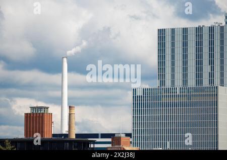 Basel, Schweiz - 18. April 2024: Stadtbild mit Warteck Brauerei und Roche Pharma-Industrie-Gebäudekomplex mit Schornstein Stockfoto