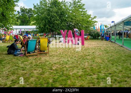 Die Leute entspannen sich zwischen den Gesprächen beim Hay-on-Wye Literary Festival Stockfoto