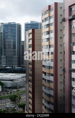 Salvador, Bahia, Brasilien - 20. April 2024: Blick auf Wohn- und Finanzgebäude im Stadtteil Stiep in Salvador, Bahia. Stockfoto