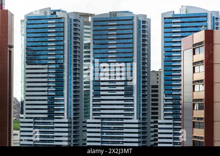 Salvador, Bahia, Brasilien - 20. April 2024: Blick auf Wohn- und Finanzgebäude im Stadtteil Stiep in Salvador, Bahia. Stockfoto