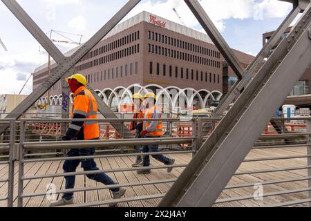 Das Westfield Hamburg-Überseequartier. 17.04.2024, EU, DEU, Deutschland, Hamburg: Die HafenCity, eines der größten innerstädtischen Bauprojekte Europas. Die Westfield Hafencity-Einkaufszentrum Baustelle im Überseequartier. Nach offiziellen Angaben wurde die geplante Eröffnung am 25. April wegen eines Wasserschadens um vier Monate verschoben. EU, DEU, Deutschland, Hamburg: HafenCity, eines der größten innerstädtischen Bauprojekte in Europa. Die Baustelle des Einkaufszentrums Westfield Hafencity im Überseequartier. Nach offiziellen Angaben war die geplante Eröffnung am 25. April um 15 Uhr Stockfoto