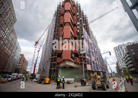 Das Westfield Hamburg-Überseequartier. 17.04.2024, EU, DEU, Deutschland, Hamburg: Die HafenCity, eines der größten innerstädtischen Bauprojekte Europas. Die Westfield Hafencity-Einkaufszentrum Baustelle im Überseequartier. Nach offiziellen Angaben wurde die geplante Eröffnung am 25. April wegen eines Wasserschadens um vier Monate verschoben. EU, DEU, Deutschland, Hamburg: HafenCity, eines der größten innerstädtischen Bauprojekte in Europa. Die Baustelle des Einkaufszentrums Westfield Hafencity im Überseequartier. Nach offiziellen Angaben war die geplante Eröffnung am 25. April um 15 Uhr Stockfoto