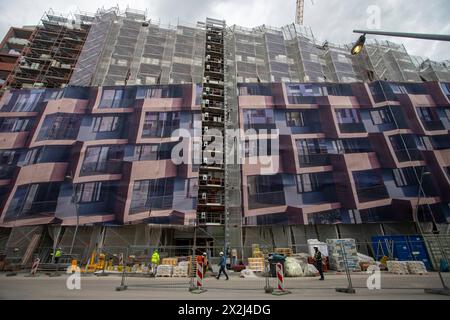 Das Westfield Hamburg-Überseequartier. 17.04.2024, EU, DEU, Deutschland, Hamburg: Die HafenCity, eines der größten innerstädtischen Bauprojekte Europas. Die Westfield Hafencity-Einkaufszentrum Baustelle im Überseequartier. Nach offiziellen Angaben wurde die geplante Eröffnung am 25. April wegen eines Wasserschadens um vier Monate verschoben. EU, DEU, Deutschland, Hamburg: HafenCity, eines der größten innerstädtischen Bauprojekte in Europa. Die Baustelle des Einkaufszentrums Westfield Hafencity im Überseequartier. Nach offiziellen Angaben war die geplante Eröffnung am 25. April um 15 Uhr Stockfoto