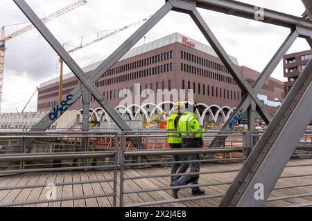 Das Westfield Hamburg-Überseequartier. 17.04.2024, EU, DEU, Deutschland, Hamburg: Die HafenCity, eines der größten innerstädtischen Bauprojekte Europas. Die Westfield Hafencity-Einkaufszentrum Baustelle im Überseequartier. Nach offiziellen Angaben wurde die geplante Eröffnung am 25. April wegen eines Wasserschadens um vier Monate verschoben. EU, DEU, Deutschland, Hamburg: HafenCity, eines der größten innerstädtischen Bauprojekte in Europa. Die Baustelle des Einkaufszentrums Westfield Hafencity im Überseequartier. Nach offiziellen Angaben war die geplante Eröffnung am 25. April um 15 Uhr Stockfoto