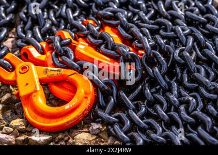 Schwere, dicke Ketten aus Stahl, schwarze Kettenglieder, orange lackierte Haken, Deutschland, Stockfoto