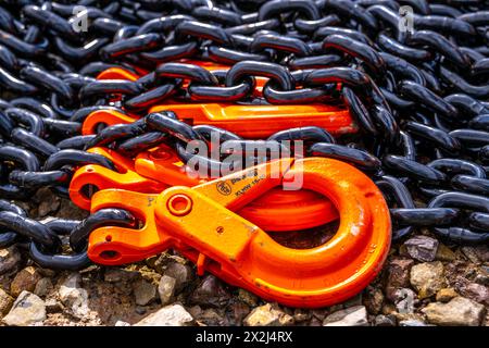 Schwere, dicke Ketten aus Stahl, schwarze Kettenglieder, orange lackierte Haken, Deutschland, Stockfoto