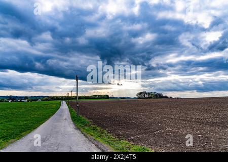Landweg, dicke, schwarze Regenwolken, Landschaft im Bergischen Land, bei Halver, NRW, Deutschland, Stockfoto