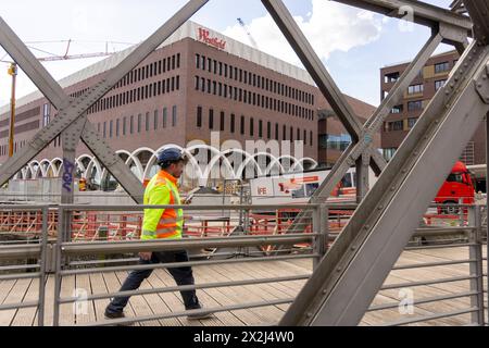 Das Westfield Hamburg-Überseequartier. 17.04.2024, EU, DEU, Deutschland, Hamburg: Die HafenCity, eines der größten innerstädtischen Bauprojekte Europas. Die Westfield Hafencity-Einkaufszentrum Baustelle im Überseequartier. Nach offiziellen Angaben wurde die geplante Eröffnung am 25. April wegen eines Wasserschadens um vier Monate verschoben. EU, DEU, Deutschland, Hamburg: HafenCity, eines der größten innerstädtischen Bauprojekte in Europa. Die Baustelle des Einkaufszentrums Westfield Hafencity im Überseequartier. Nach offiziellen Angaben war die geplante Eröffnung am 25. April um 15 Uhr Stockfoto