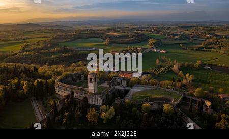 Cavriana, Schloss (mantova) und Stadt bei Nacht Stockfoto