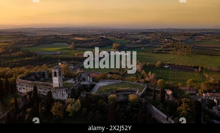 Italien, Lombardei, Cavriana, Mantova, Schloss und Stadt bei Nacht Stockfoto