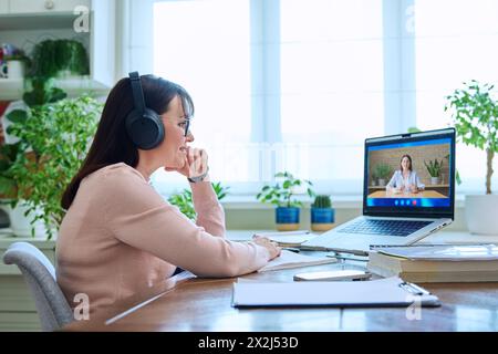 Online-Arbeitsvideo-Meeting zweier weiblicher Kollegen Stockfoto