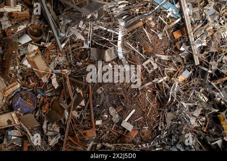 Schrott, Abfälle aus Industrie und Haushalt, vorwiegend Eisenmetalle. Stockfoto