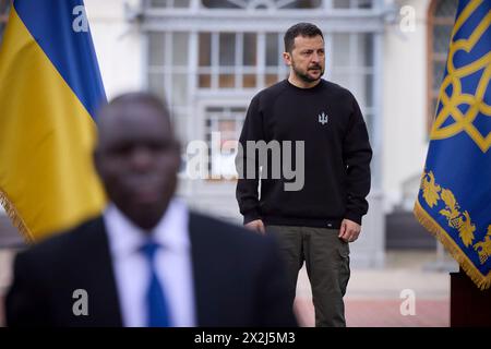 Kiew, Ukraine. April 2024. Ukrainischer Präsident Wolodymyr Zelenskyj, rechts, während der Präsentation der Beglaubigungsschreiben von neu ernannten Botschaftern während einer Zeremonie in St. Sophia von Kiew National Conservation Area, 22. April 2024, in Kiew, Ukraine. Kredit: Ukrainischer Ratsvorsitz/Pressestelle Des Ukrainischen Präsidenten/Alamy Live News Stockfoto