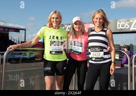 Jenni Falconer, Aimee Fuller und Sophie Raworth fotografierten vor dem Start des TCS London Marathon 2024 am 21. April 2024 in London. Stockfoto
