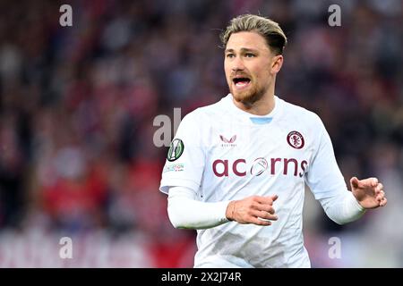 LILLE - Matty Cash von Aston Villa FC während des Viertelfinalspiels der UEFA Conference League zwischen Lille OSC und Aston Villa am 18. April 2024 im Stade Pierre Mauroy in Lille, Frankreich. ANP | Hollandse Hoogte | GERRIT VAN COLOGNE Stockfoto