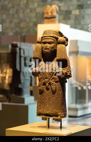 Aztekenstatue der Göttin Chalchiuhtlicue, Gott des Wassers, der Fruchtbarkeit und der Geburt; mesoamerikanische Kultur und Kunst; antike aztekische Zivilisation; Mexiko. Stockfoto