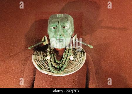 Jade-Todesmaske und andere Effekte von Pakal dem Großen alias Pacal, Maya-König 603-683 n. Chr.; ursprünglich in Palenque, Mexiko beigesetzt. Maya-Artefakte, Stockfoto