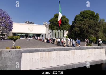 Nationalmuseum für Anthropologie, Mexiko-Stadt; - Außenansicht des Eingangs, wo die Touristenmassen in der Warteschlange stehen. Mexiko. Stockfoto