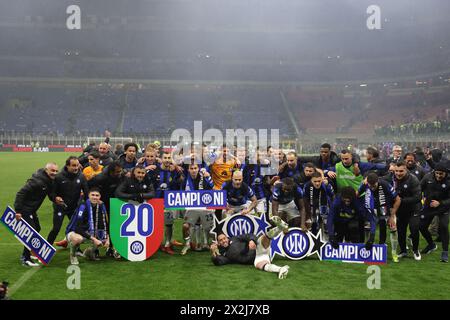 Mailand, Italien. April 2024. Spieler und Mitarbeiter des FC Internazionale feiern den 20. Scudetto des Vereins nach dem letzten Pfiff des Spiels der Serie A in Giuseppe Meazza, Mailand. Der Bildnachweis sollte lauten: Jonathan Moscrop/Sportimage Credit: Sportimage Ltd/Alamy Live News Stockfoto