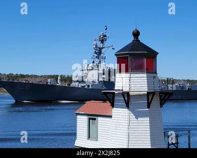 Arrowsic, Usa. April 2024. Der Arleigh-Burke-Klasse-Raketenzerstörer USS John Basilone der US Navy durchquert den Kennebec River am Squirrel Point Light vorbei auf dem Weg zum Atlantischen Ozean, um vier Tage Seeversuche durchzuführen, am 8. April 2024 in Arrowsic, Maine. Quelle: CPO Sherwin Thomas/USA Navy Photo/Alamy Live News Stockfoto