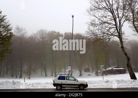 Bocca Della Selva, Italien. April 2024. Fiat Panda Auto parkte am Rande der verschneiten Straße. Am 21. April bedeckte der starke Schneefall die Bocca della Selva, ein Weiler in der Gemeinde Cusano Mutri, die auf etwa 1400 Metern über dem Meeresspiegel liegt. Die starken Regenfälle betrafen ganz Mittel- und Süditalien. Bocca Della Selva, 22. April 2024. (Foto: Vincenzo Izzo/SIPA USA). Quelle: SIPA USA/Alamy Live News Stockfoto