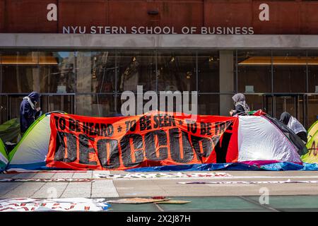 NEW YORK, NEW YORK – 22. APRIL: Studentenaktivisten besetzen am 22. April 2024 ein Protestlager vor der Stern School of Business in New York City. Studenten der New York University übernahmen Gould Plaza in Solidarität mit anderen Universitäten im ganzen Land, die Plätze auf dem Campus besetzten, um Palästina zu unterstützen und ihre Institution von Israel zu veräußern. (Foto: Michael Nigro/SIPA USA) Stockfoto