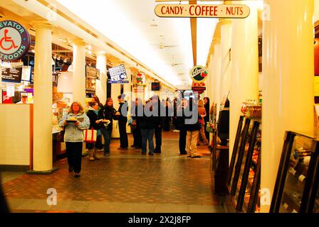 Besucher und Touristen können auf dem Quincy Market in Boston eine Vielfalt an Gerichten und Speisen genießen Stockfoto