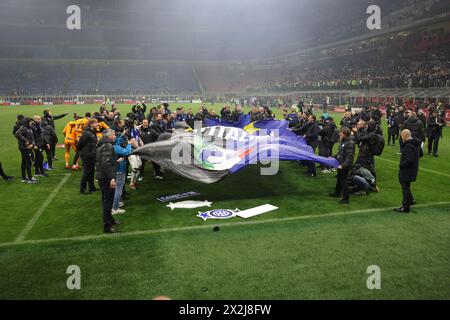 Mailand, Italien. April 2024. Spieler und Mitarbeiter des FC Internazionale feiern den 20. Scudetto des Vereins nach dem letzten Pfiff des Spiels der Serie A in Giuseppe Meazza, Mailand. Der Bildnachweis sollte lauten: Jonathan Moscrop/Sportimage Credit: Sportimage Ltd/Alamy Live News Stockfoto