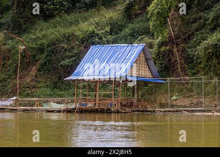 Schwimmendes Haus am Fluss Nam ou, Laos Stockfoto