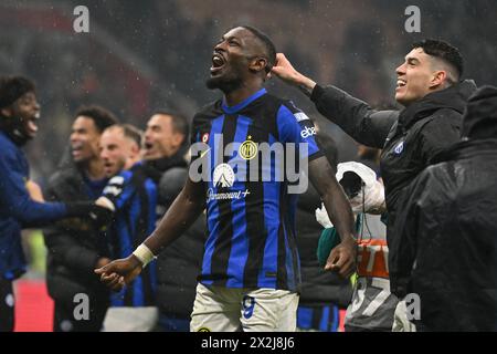 Mailand, Italien. April 2024. Marcus Thuram vom FC Internazionale feiert den 20. Italienischen Meisterschaftssieg am Ende des Fußballspiels der Serie A zwischen dem AC Milan und dem FC Internazionale im Stadion San Sirostadion in Mailand (Italien) am 22. April 2023. Quelle: Insidefoto di andrea staccioli/Alamy Live News Stockfoto