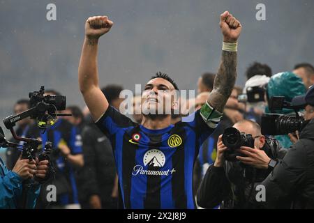 Mailand, Italien. April 2024. Lautaro Martínez vom FC Internazionale feiert den 20. Italienischen Meisterschaftssieg am Ende des Fußballspiels der Serie A zwischen dem AC Milan und dem FC Internazionale im Stadion San Sirostadion in Mailand (Italien) am 22. April 2023. Quelle: Insidefoto di andrea staccioli/Alamy Live News Stockfoto