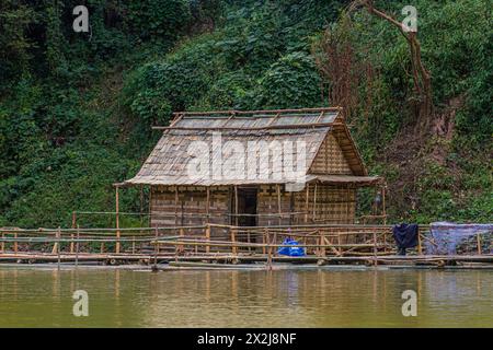 Schwimmendes Haus am Fluss Nam ou, Laos Stockfoto