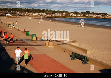 Ein paar Spaziergänge durch den Pavillon am Strand in Newport Rhode Island an einem Sommernachmittag Stockfoto