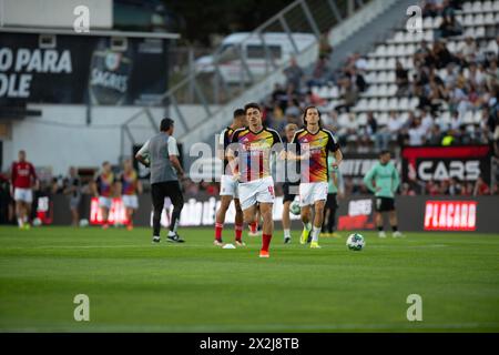 Faro, Portugal. April 2024. Liga Portugal Betclic - Spieltag 30SC Farense vs SL Benfica Trainingsanzug. Tiago Gouveia und Alvaro Carreras Credit: Atlantico Press/Alamy Live News Stockfoto