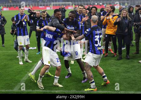 Mailand, Italien. April 2024. Spieler und Mitarbeiter des FC Internazionale feiern den 20. Scudetto des Vereins nach dem letzten Pfiff des Spiels der Serie A in Giuseppe Meazza, Mailand. Der Bildnachweis sollte lauten: Jonathan Moscrop/Sportimage Credit: Sportimage Ltd/Alamy Live News Stockfoto