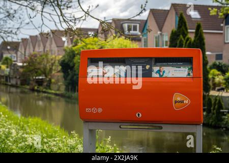 Zwolle, Niederlande, 21.04.2024, typischer oranger Briefkasten des niederländischen Postdienstleisters PostNL. Briefkasten in der Wohngegend isolieren Stockfoto