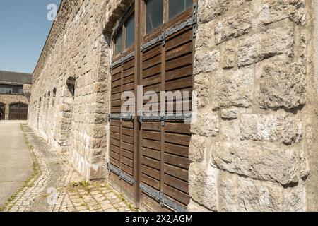 ÖSTERREICH, MAUTHAUSEN - Mai 9, 2023: Starke Barackenmauern in einem Konzentrationslager Stockfoto