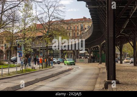 Berlin - 01. April 2024: Brücke und Eisenbahn in Kreuzberg Stockfoto