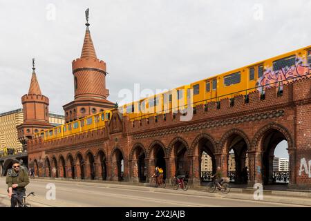 Berlin, Deutschland - 19. April 2024, Oberbaumbrücke - eine Brücke über die Spree in Berlin, die die Stadtteile Kreuzberg und Friedrichshain verbindet. Junge Stockfoto