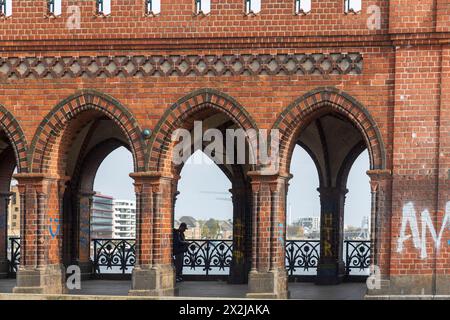 Berlin, Deutschland - 19. April 2024, Oberbaumbrücke - eine Brücke über die Spree in Berlin, die die Stadtteile Kreuzberg und Friedrichshain verbindet. Junge Stockfoto