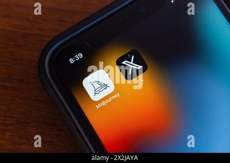 Vancouver, KANADA - 16. April 2024 : Symbole der MidJourney und X App (früher Twitter) auf einem iPhone-Bildschirm. Stockfoto