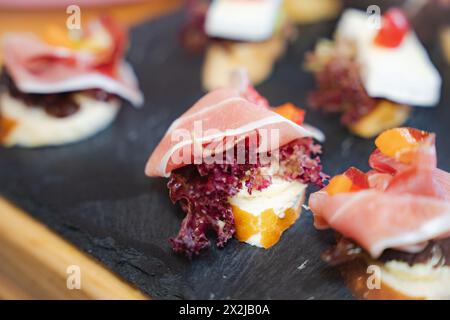 Snack auf einem Teller am Buffet Stockfoto