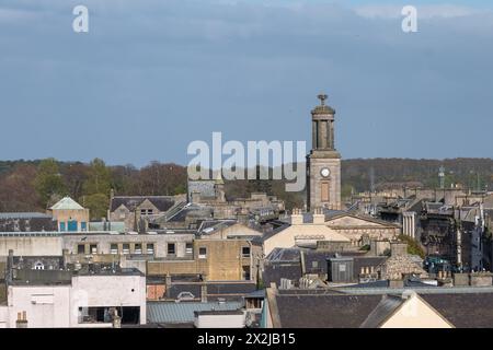 22. April 2024. Elgin, Moray, Schottland. An einem sonnigen Tag hat man einen Blick über die Dächer des Stadtzentrums von Elgin. Stockfoto