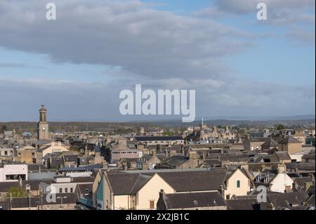 22. April 2024. Elgin, Moray, Schottland. An einem sonnigen Tag hat man einen Blick über die Dächer des Stadtzentrums von Elgin. Stockfoto