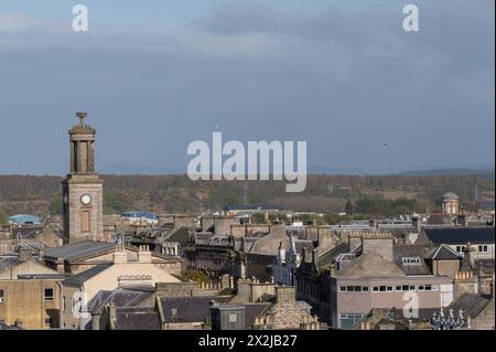 22. April 2024. Elgin, Moray, Schottland. An einem sonnigen Tag hat man einen Blick über die Dächer des Stadtzentrums von Elgin. Stockfoto