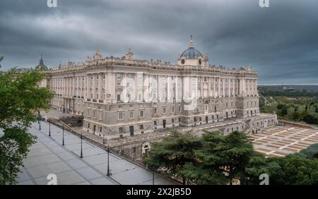 Die Nordseite des Königspalastes in Madrid, Spanien, am frühen Morgen eines stürmischen Tages Stockfoto