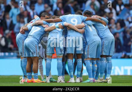 London, Großbritannien. April 2024. Coventry Spieler treffen sich während des Halbfinalspiels des Coventry City FC gegen Manchester United FC Emirates FA Cup im Wembley Stadium, London, England, Großbritannien am 21. April 2024 Credit: Every Second Media/Alamy Live News Stockfoto