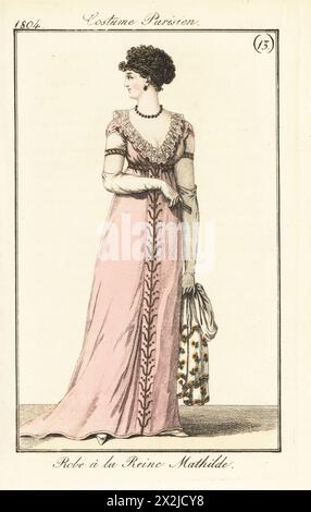 Frau im geflochtenen Haar und tiefgeschnittenem Kleid im Stil von Königin Mathilde, inspiriert von einem Kostüm in dem Stück La Tapisserie de la reine Mathilde, Vaudeville, 1804. Robe a la reine Mathilde. Pl. 538 in der Pariser Ausgabe. Handkolorierter Kupferstich aus Pierre de la Messengere’s Journal des Dames et des Modes, Francfort sur le mein (Frankfurt) 1804. Nach Illustrationen von Carle Vernet, Jean-Francois Bosio, Dominique Bosio und Philibert Louis Debucourt. Stockfoto