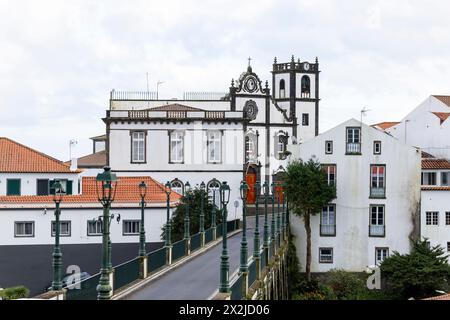 Blick auf die alte Steinbogenbrücke Nordeste im Dorf Nordeste mit weißen Stadtgebäuden auf der Insel Sao Miguel, Azoren, Portugal. Stockfoto