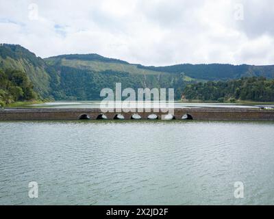 Blick auf die Landschaft einer Brücke über den See Sete Cidades auf der Insel Sao Miguel, Azoren Portugal. Stockfoto